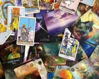 Sammelsurium von Tarot- und Orakelkarten
