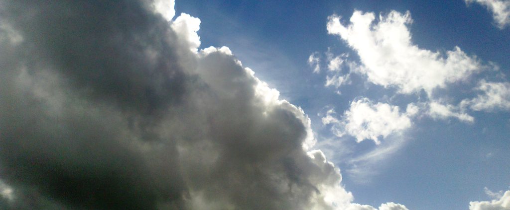 Dunkle Wolken und Licht am Himmel zur Erklärung, was Bewusstseinsarbeit ist